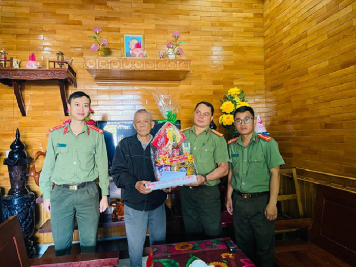 Công an huyện Ea H'Leo thăm hỏi, tặng quà cán bộ Công an hưu trí nhân dịp Tết Nguyên đán Quý Mão 2023